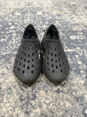 Black Slip-On Kanes Men’s 10 Women’s 8
